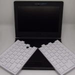 ポータブックのキーボードを開いているところ